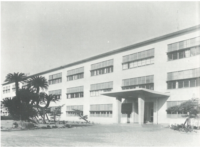 完成した新校舎 (昭和31年)